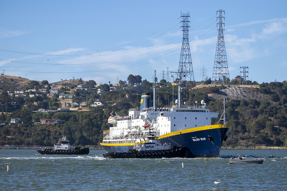 TSGB leaving with two tugboats