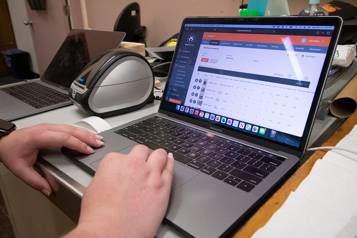 Inventory Clerk looks up item in system