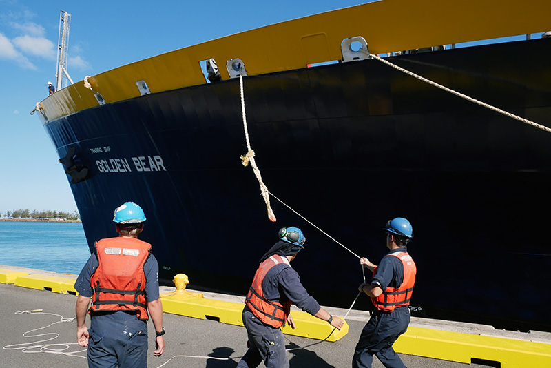 Cadets on shore pulling ropes of TSGB